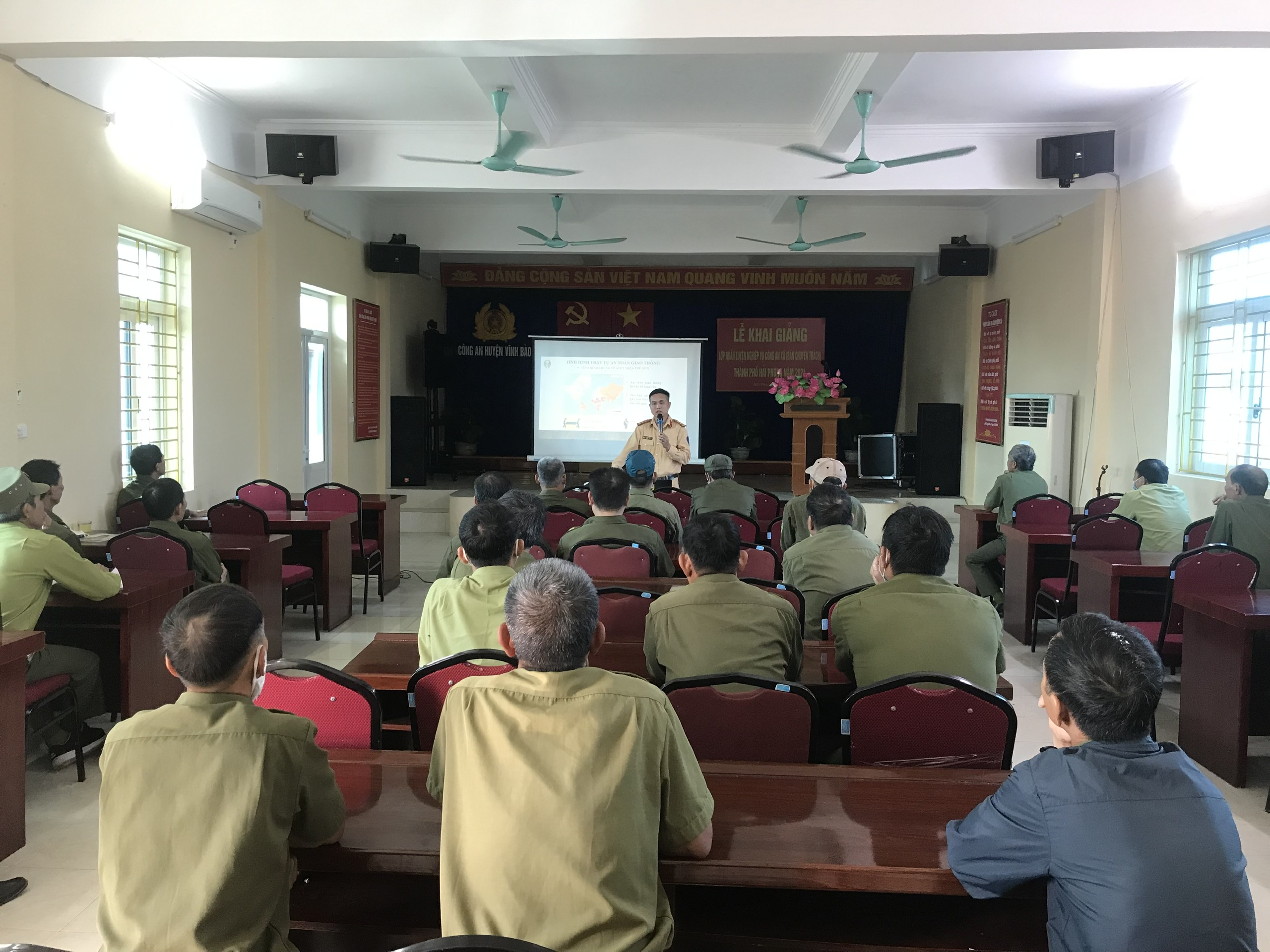 Tuyên truyền, phổ biến pháp luật về TTATGT cho lực lượng  Công an xã (bán chuyên trách) năm 2021